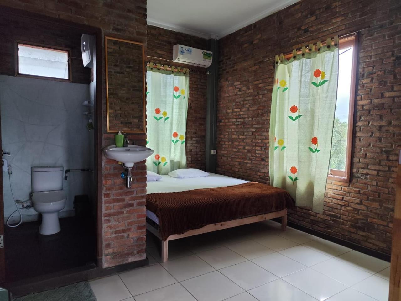 Bua Guest House Medan Exterior foto